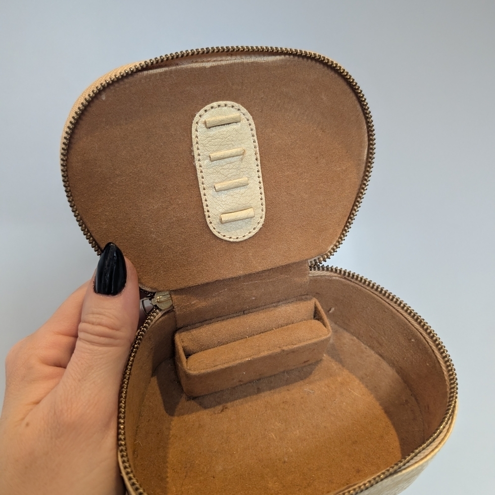Elegant Cream Jewelry Case - Picture 4 of 9